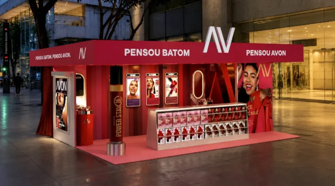 Brinde grátis: Brinde Grátis Avon: Banca do Batom Distribui Mimos e Testes de Maquiagem em SP