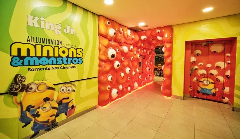 Interior da loja temática do Burger King com decoração de Minions & Monstros