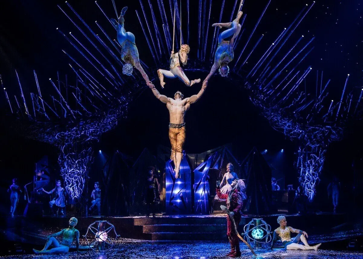 Acrobatas do Cirque du Soleil no espetáculo Alegría