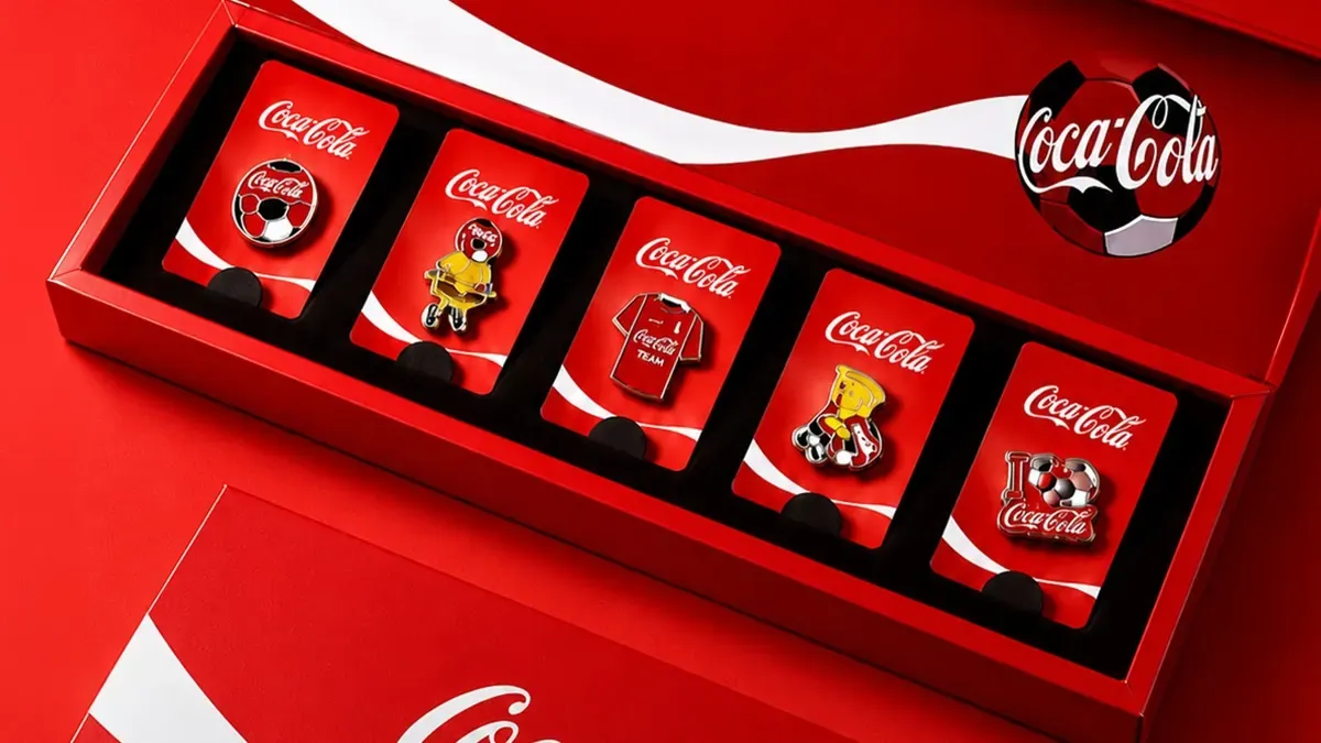 Brinde grátis: Brinde Grátis Coca-Cola: Pins Colecionáveis Surpresa na Campanha Abra uma Coca-Cola e Colecione