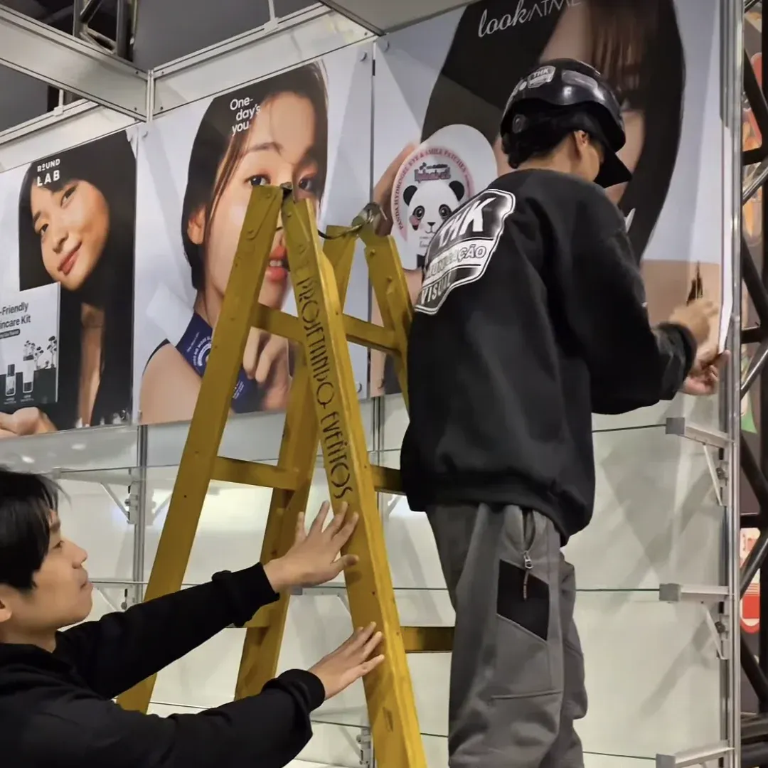 Montagem do estande da KS Cosméticos no Festival do Japão