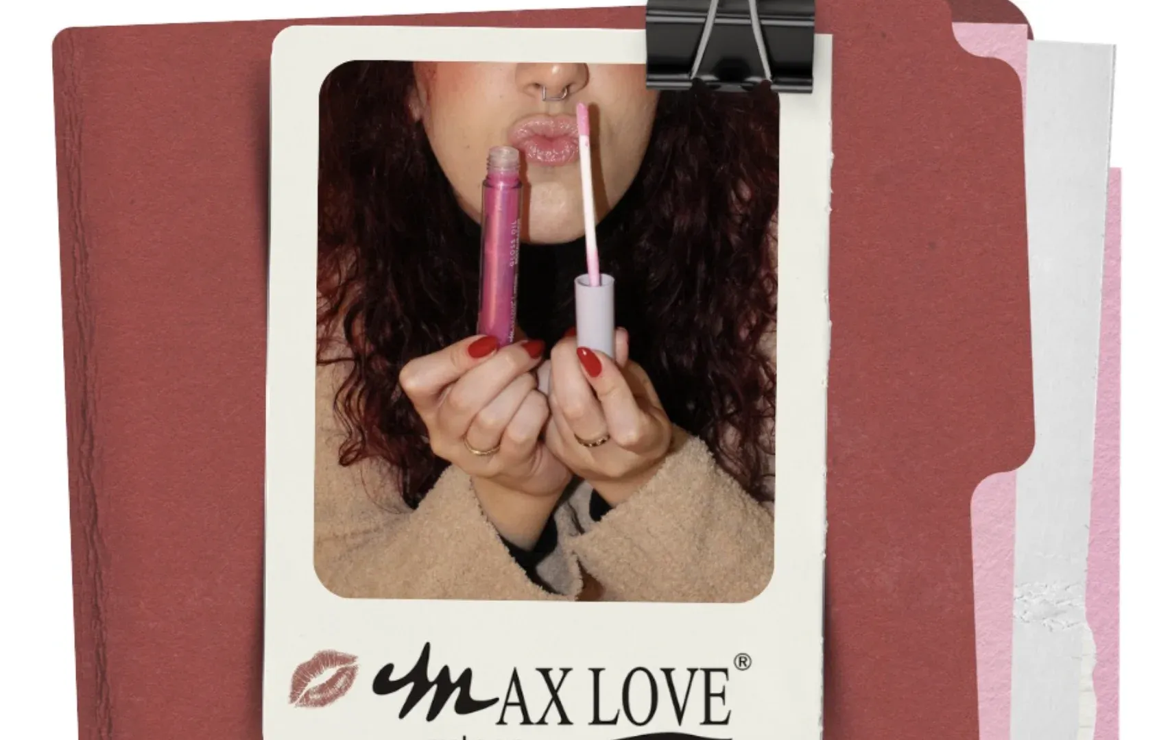 Creator segurando produto de gloss da Max Love