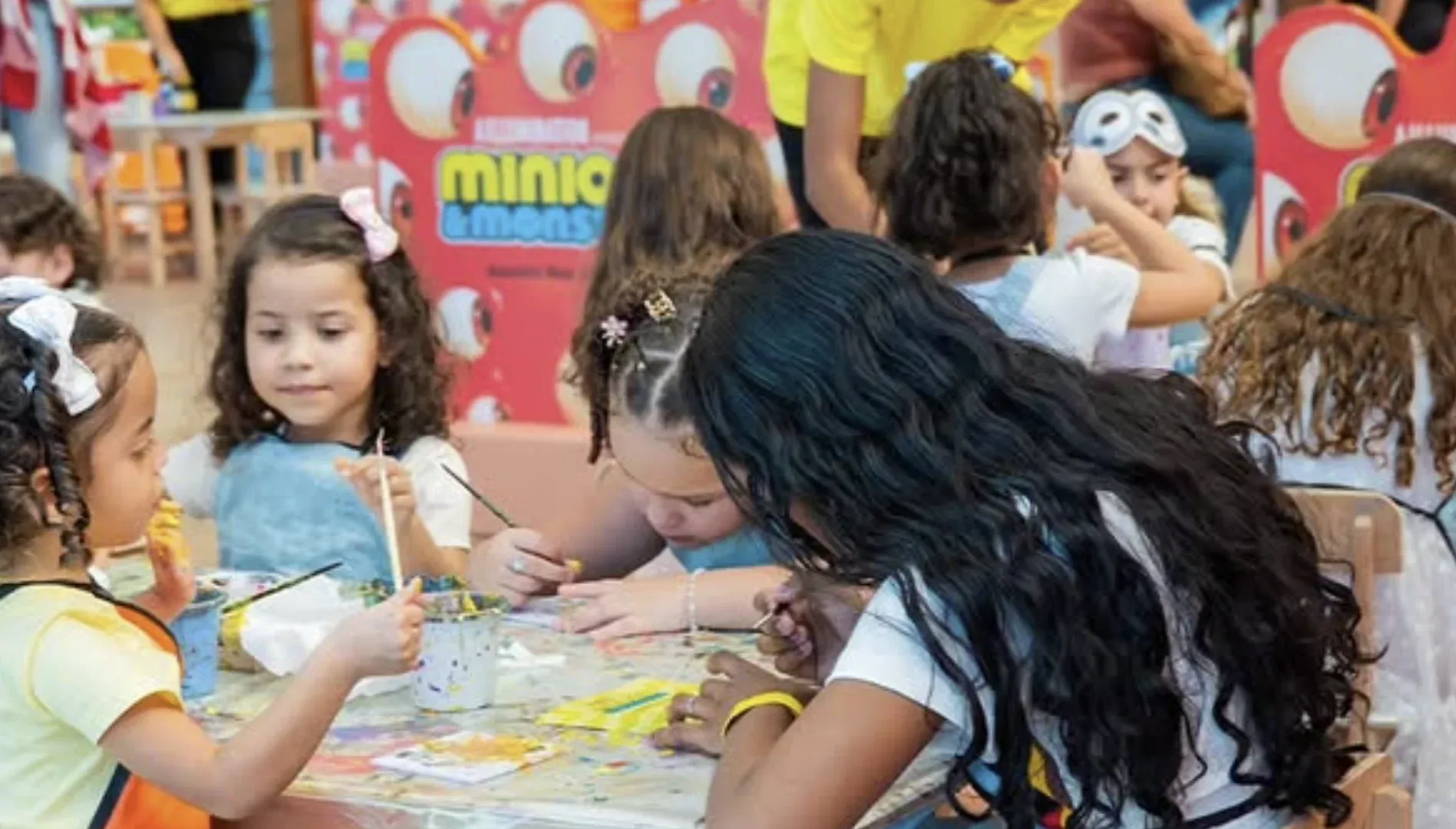 Crianças participando da ativação temática dos Minions no Parque Bondinho Pão de Açúcar