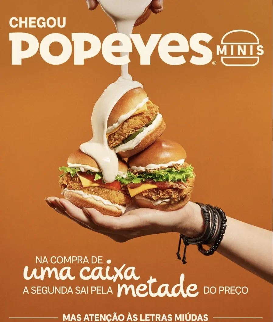 Caixa de Popeyes Minis com o frango empanado em versão reduzida