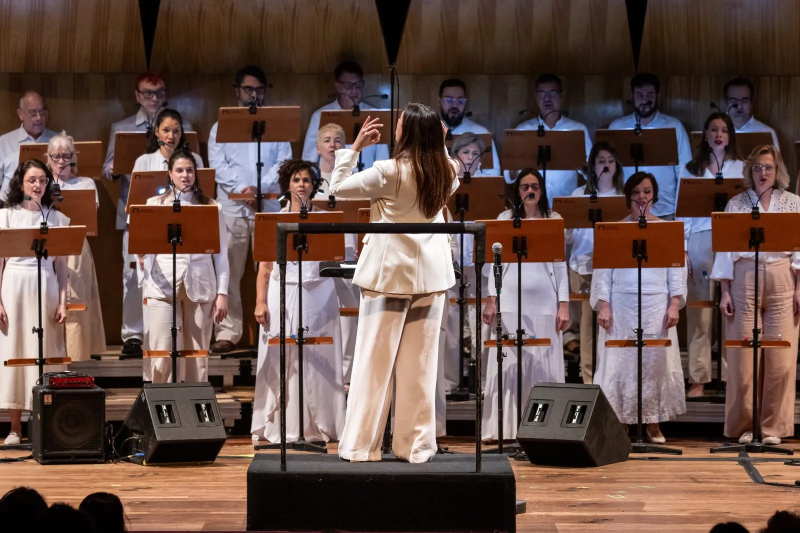 Coral Paulistano em apresentação no palco do Theatro Municipal de São Paulo